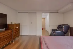 드레스룸과 연결된 넓은 모던 펜트하우스 침실